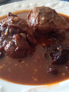 Una foto de Carrilleras en salsa de chocolate y ciruelas