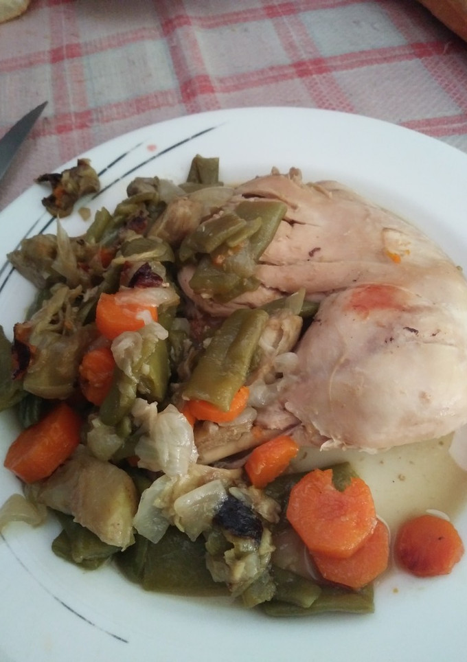 Una foto de Pollo con verduras