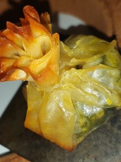 Una foto de 🥢Saquitos de queso de cabra, espinacas y cebolla roja
