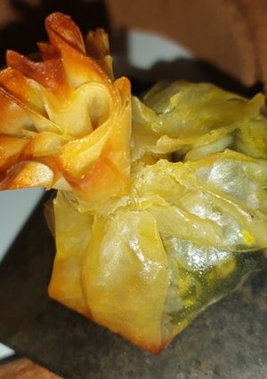 Una foto de 🥢Saquitos de queso de cabra, espinacas y cebolla roja