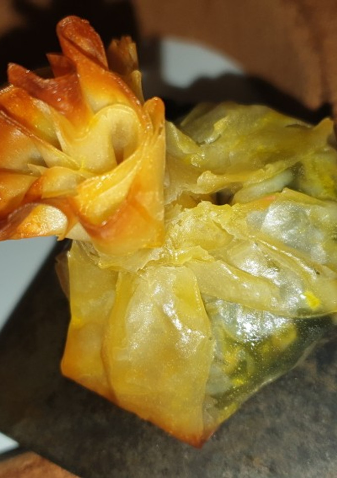 Una foto de 🥢Saquitos de queso de cabra, espinacas y cebolla roja
