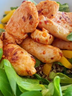 Una foto de Ensalada de quinoa con pollo, mango y canónigos