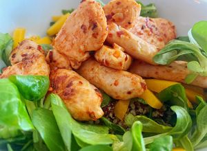 Una foto de Ensalada de quinoa con pollo, mango y canónigos
