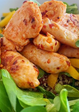 Foto principal de Ensalada de quinoa con pollo, mango y canónigos