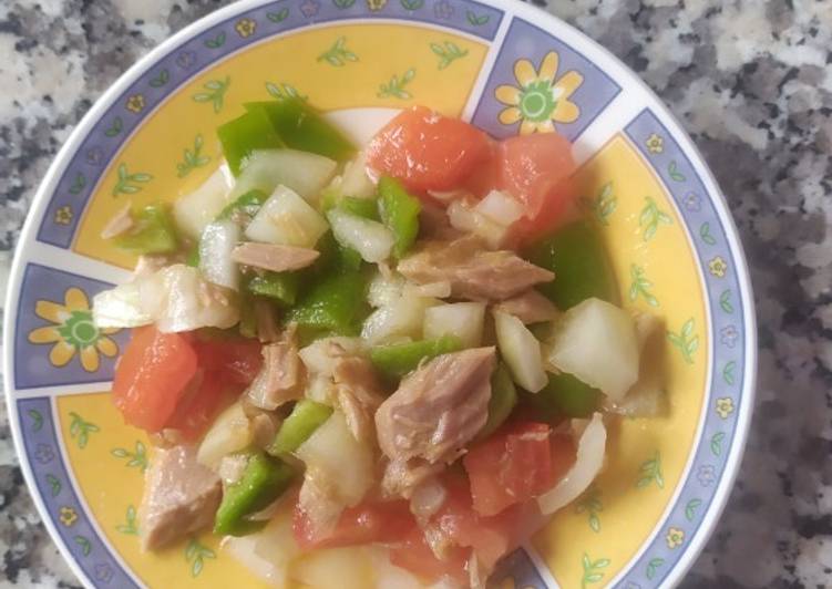Ensalada de verduras y atún