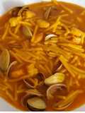 Cazuela de fideos con almejas y gambas