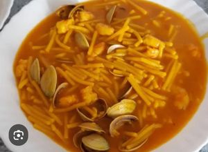 Una foto de Cazuela de fideos con almejas y gambas