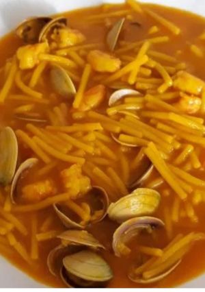 Una foto de Cazuela de fideos con almejas y gambas