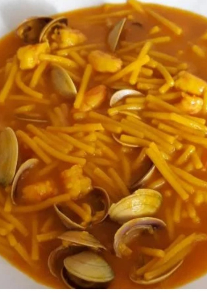 Una foto de Cazuela de fideos con almejas y gambas