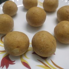 A picture of Moong dal ladoo.