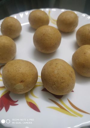 A picture of Moong dal ladoo.