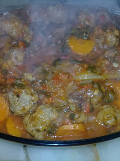 Una foto de Albóndigas con fideos y tuco