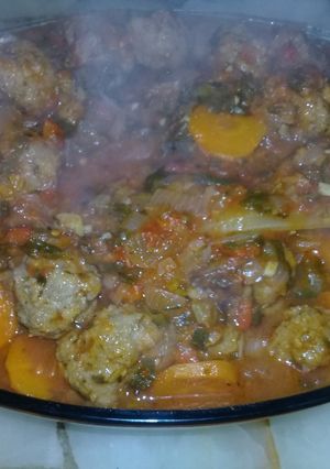 Una foto de Albóndigas con fideos y tuco
