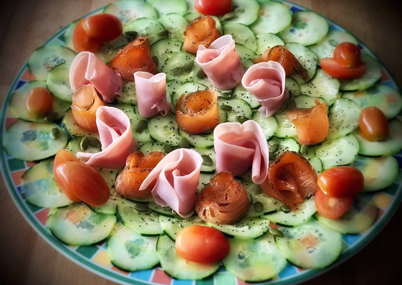 Carpaccio de pepino con rosas de salmón y jamón