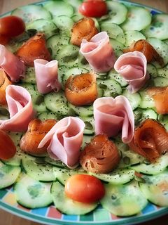 Una foto de Carpaccio de pepino con rosas de salmón y jamón