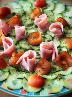 Una foto de Carpaccio de pepino con rosas de salmón y jamón