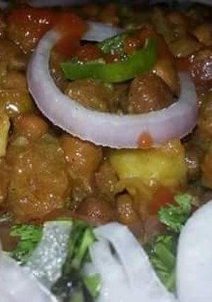 A picture of Masaledar chatpaty kaly chane.