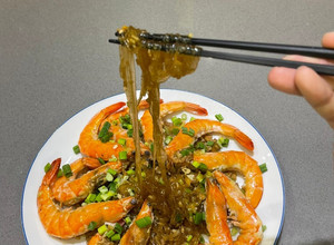 【在家就能做的餐廳菜:鮮蝦粉絲煲】 的食譜成品照片