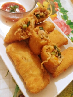 A picture of Bread chicken veg noodles pockets.