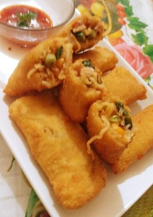 A picture of Bread chicken veg noodles pockets.