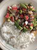 Arroz blanco con mariscal de choritos y palta