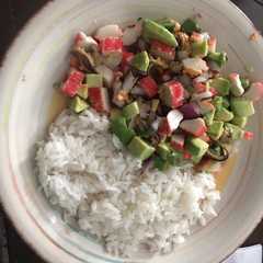Una foto de Arroz blanco con mariscal de choritos y palta
