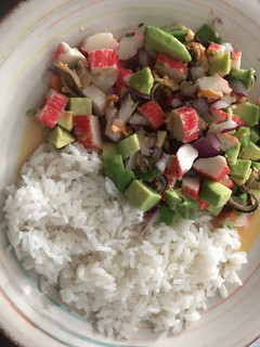 Una foto de Arroz blanco con mariscal de choritos y palta
