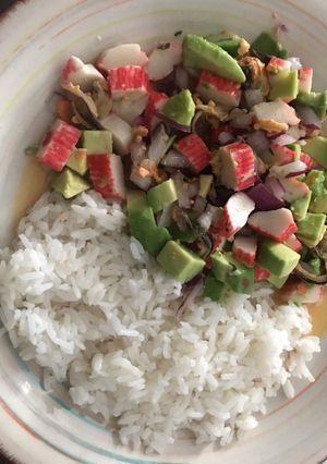 Una foto de Arroz blanco con mariscal de choritos y palta