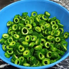A picture of How to wash Bitter gourd.