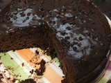 Torta de chocolate con chips de chocolate bañado en ganache