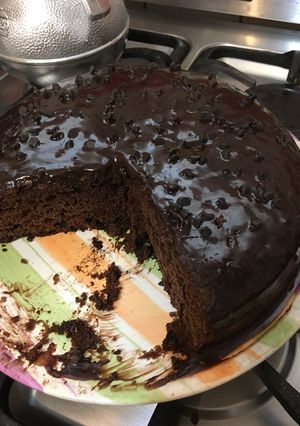 Una foto de Torta de chocolate con chips de chocolate bañado en ganache