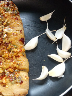 டோமினோஸ் ஸ்டைல் கார்லிக் பிரட் (Garlic bread recipe in tamil) செய்முறை முக்கிய புகைப்படம்