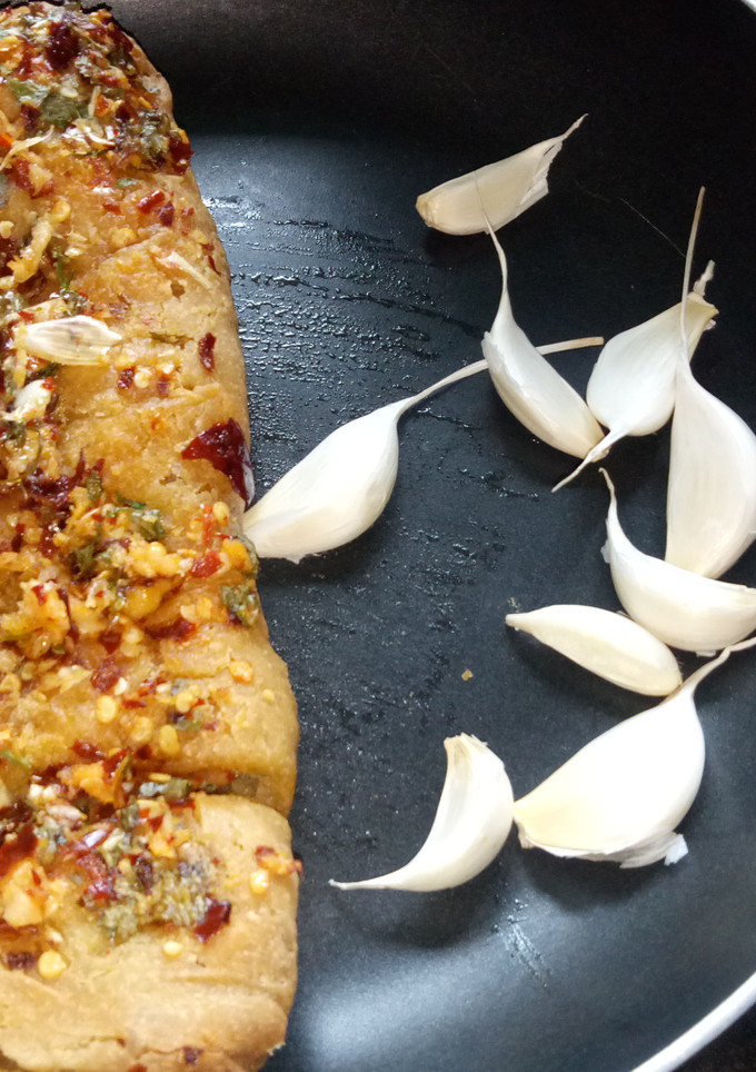 டோமினோஸ் ஸ்டைல் கார்லிக் பிரட் (Garlic bread recipe in tamil) செய்முறை முக்கிய புகைப்படம்