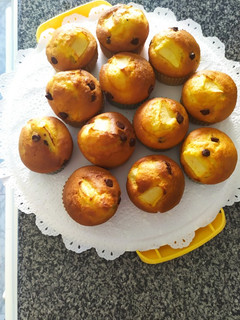 Una foto de Magdalenas de yogurt con manzana y pepitas de chocolate
