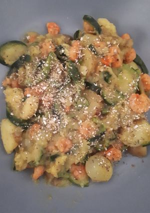 Une photo de Curry de courgette, pommes de terre et crevettes au lait de coco