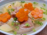 Canh khoai tây cà rốt nấu đuôi heo