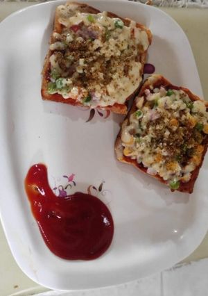 ब्रेड पिज्जा (bread pizza recipe in Hindi) रेसिपी मुख्य फोटो