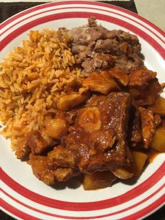 Una foto de Chuletas de puerco con papas en chile de árbol