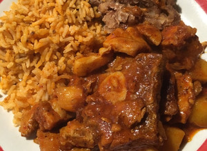 Una foto de Chuletas de puerco con papas en chile de árbol