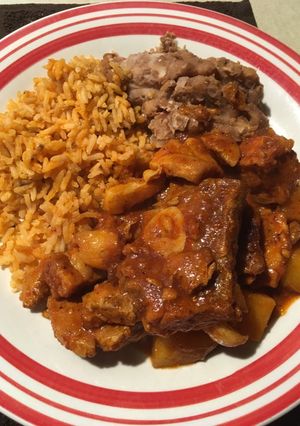 Una foto de Chuletas de puerco con papas en chile de árbol