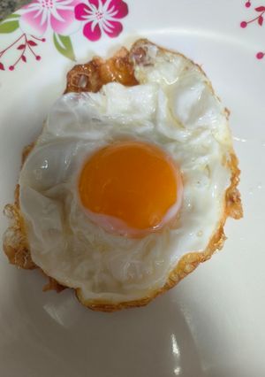 รูปของ การทอดไข่ดาวให้กรอบเกรียมไข่แดงไม่สุก