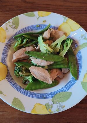 Une photo de Wok poulet sauté aux légumes sauce soja