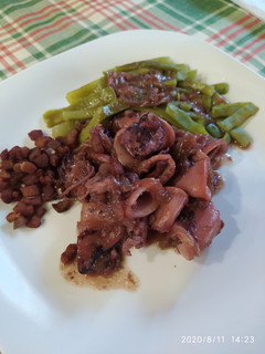 Una foto de Chipirones encebollados, judías verdes y crujientes de panceta