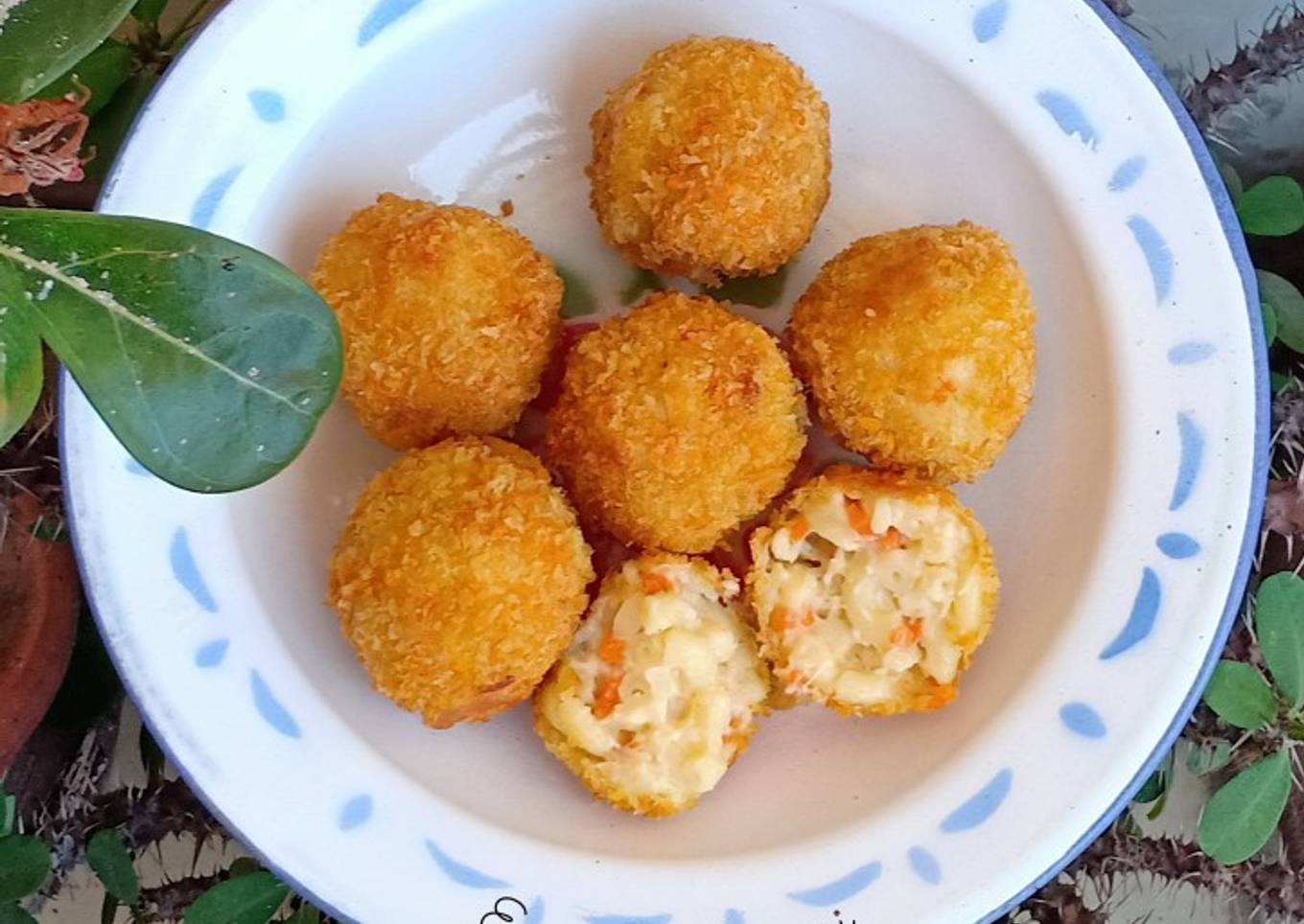 Mac & Cheese ball