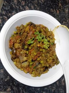बैंगन आलू, मटर की सब्जी (baingan aloo matar ki sabzi recipe in Hindi) रेसिपी मुख्य फोटो
