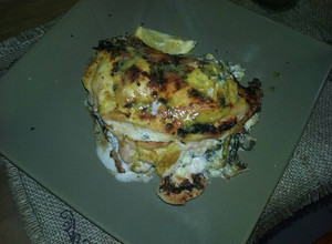 Una foto de Pechuga de pollo a la mostaza rellena de acelga y queso cremoso