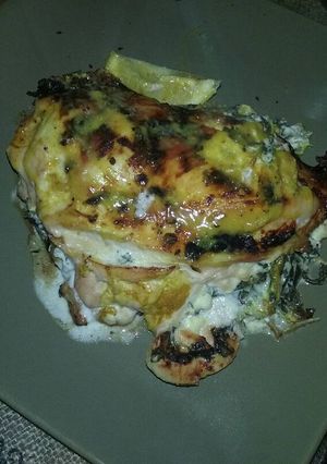Una foto de Pechuga de pollo a la mostaza rellena de acelga y queso cremoso