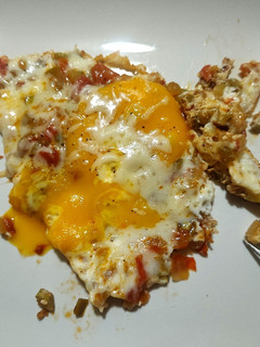 Una foto de Huevo con verduras y jamón