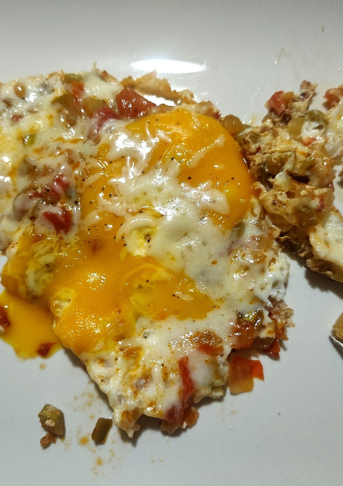 Una foto de Huevo con verduras y jamón