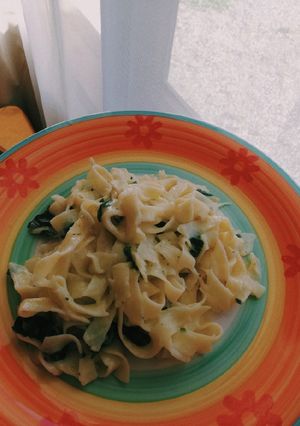 Una foto de Fideos con salsa blanca y espinaca